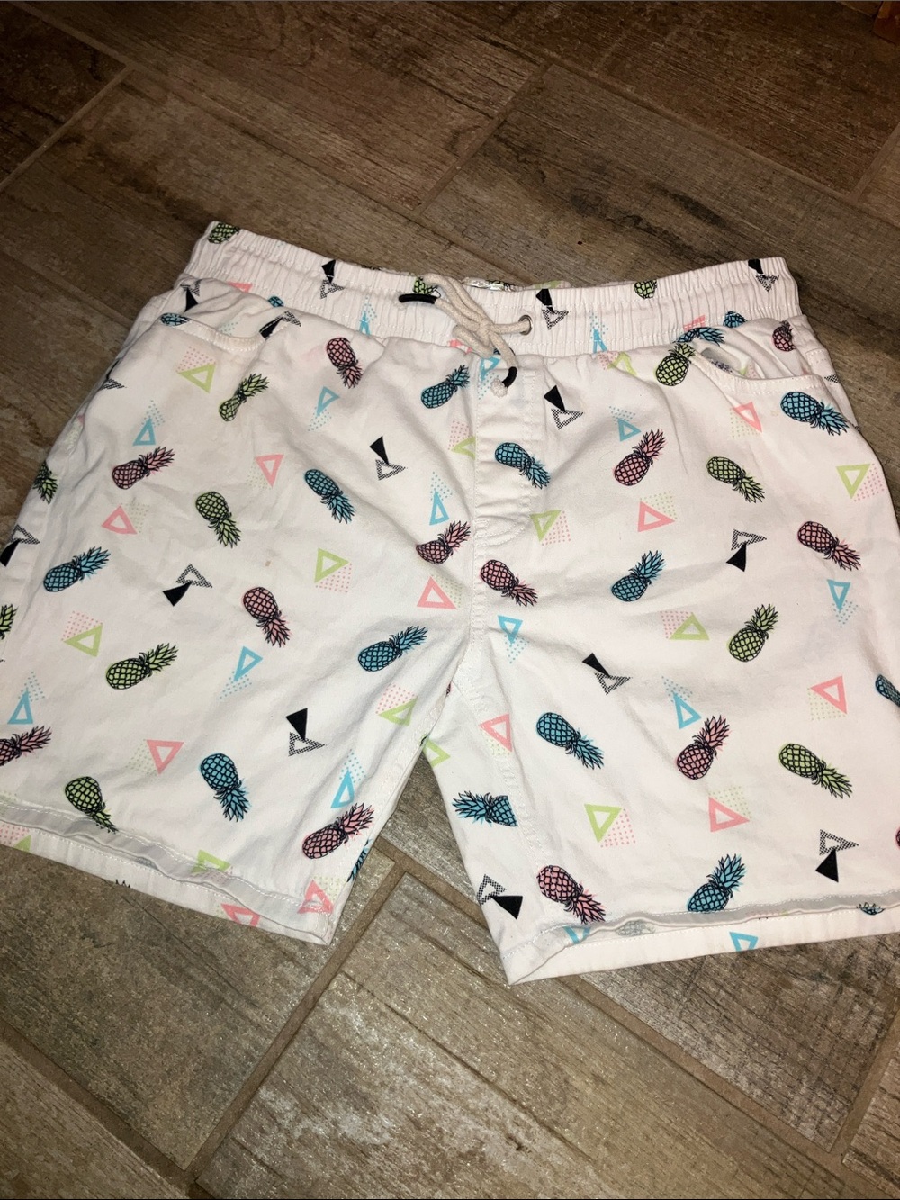 DRILL CLOTHING COFRESH PRINTS OF BEL AIR Men's White Pineapple Print Swim Trunks